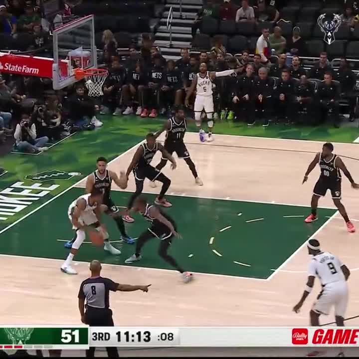 Ben Simmons and Giannis Antetokounmpo dunk on each other as