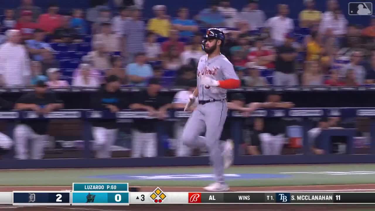 JP Crawford reacts to Daniel Vogelbach trying to stretch a single