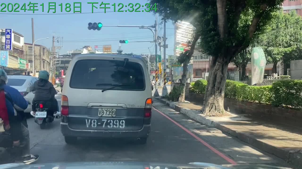 Re: [問題] 開車要怎麼防右側的機車忽然靠左？