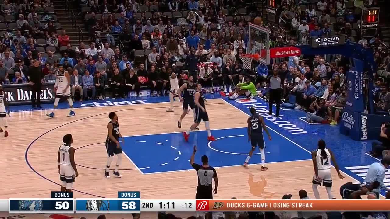 [highlight] Karl Anthony Towns Gets Double Teamed At The Perimeter But