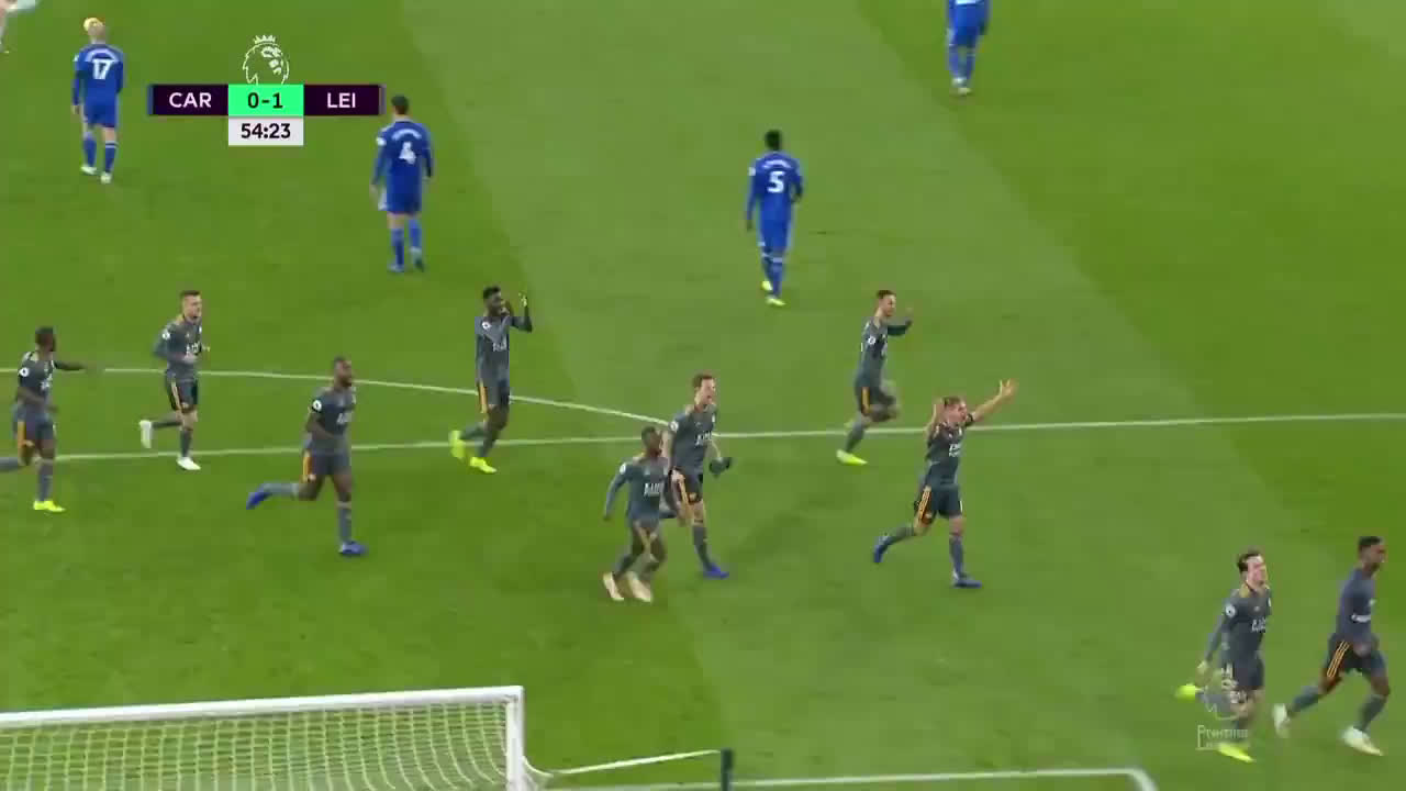 動画 カーディフ戦でレスターのグレイがゴールで主審の表情が ヴィチャイ会長に捧げる追悼メッセージでイエローカード