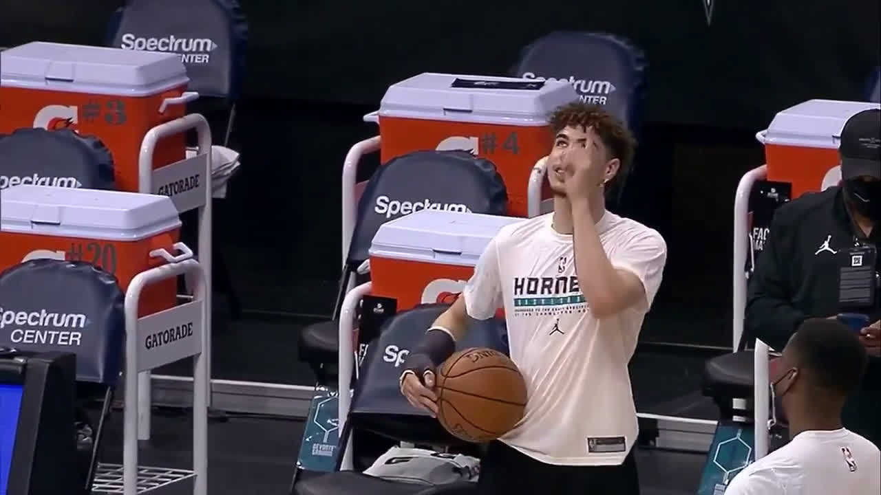 [Highlight] LaMelo Receives a Blessing from the Bonk during warmup