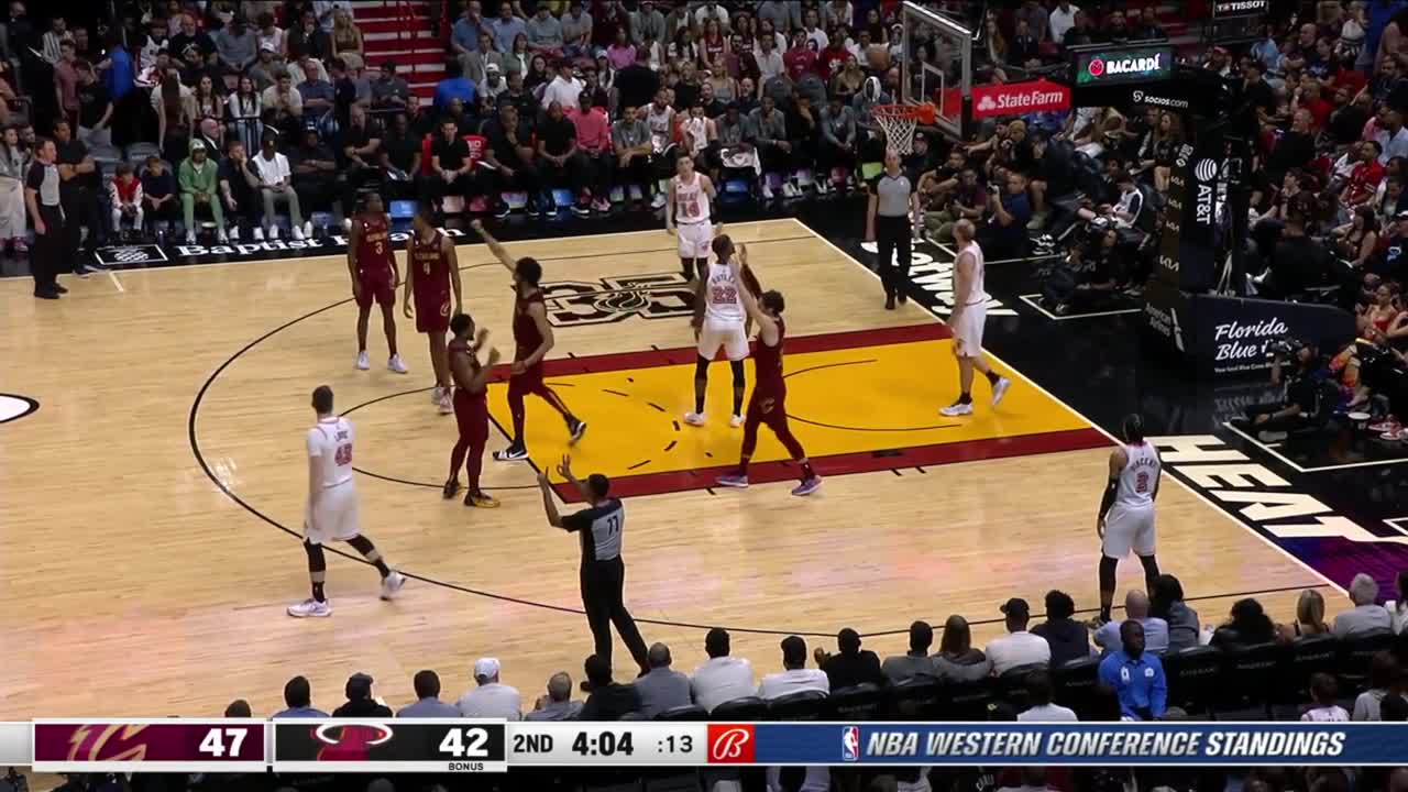 [Highlight] Jarrett Allen celebrates another defensive 3second violation! Floyd Mayweather is