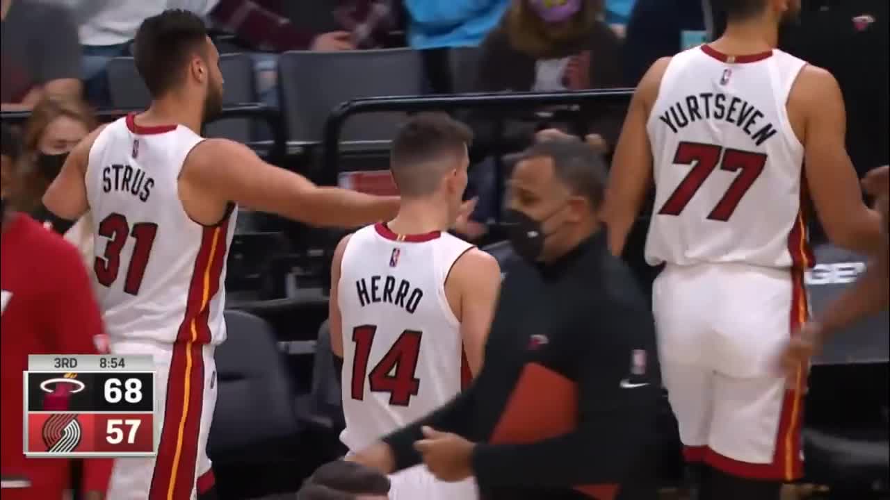 Jimmy butler has the best handshake with max strus : r/nba