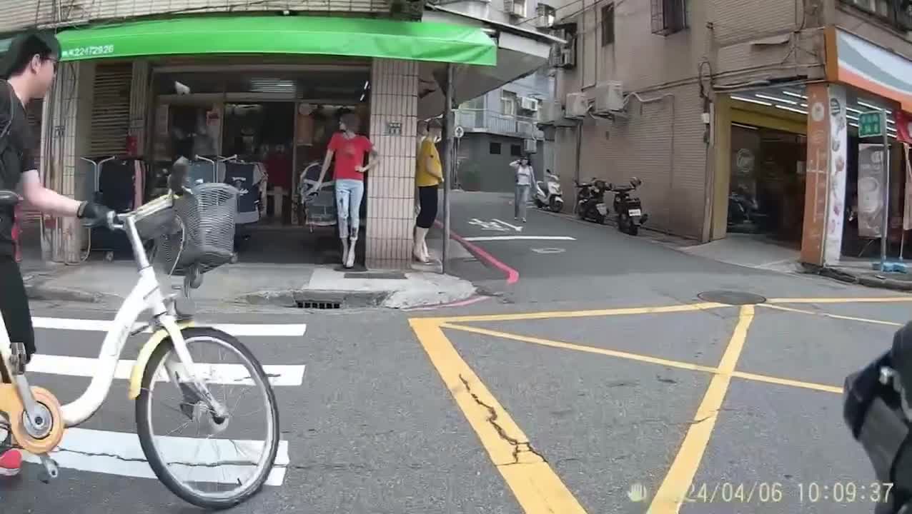 Re: [問卦] 牽Ubike過馬路算「推Ubike去撞汽車」嗎