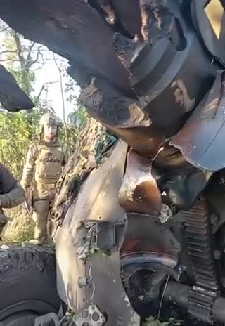 UkraineRussia - - Ruptured barrel of Ukrainian 152mm howitzer D-20 ...