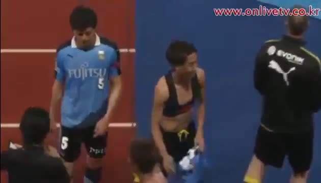 動画 ユニ交換する香川真司と大久保嘉人 香川の黒いブラジャーみたいなやつwww Japan Stars Info 動画 ユニ交換する香川真司と大久保嘉人 香川の黒いブラジャーみたいなやつwww Japan Stars Info