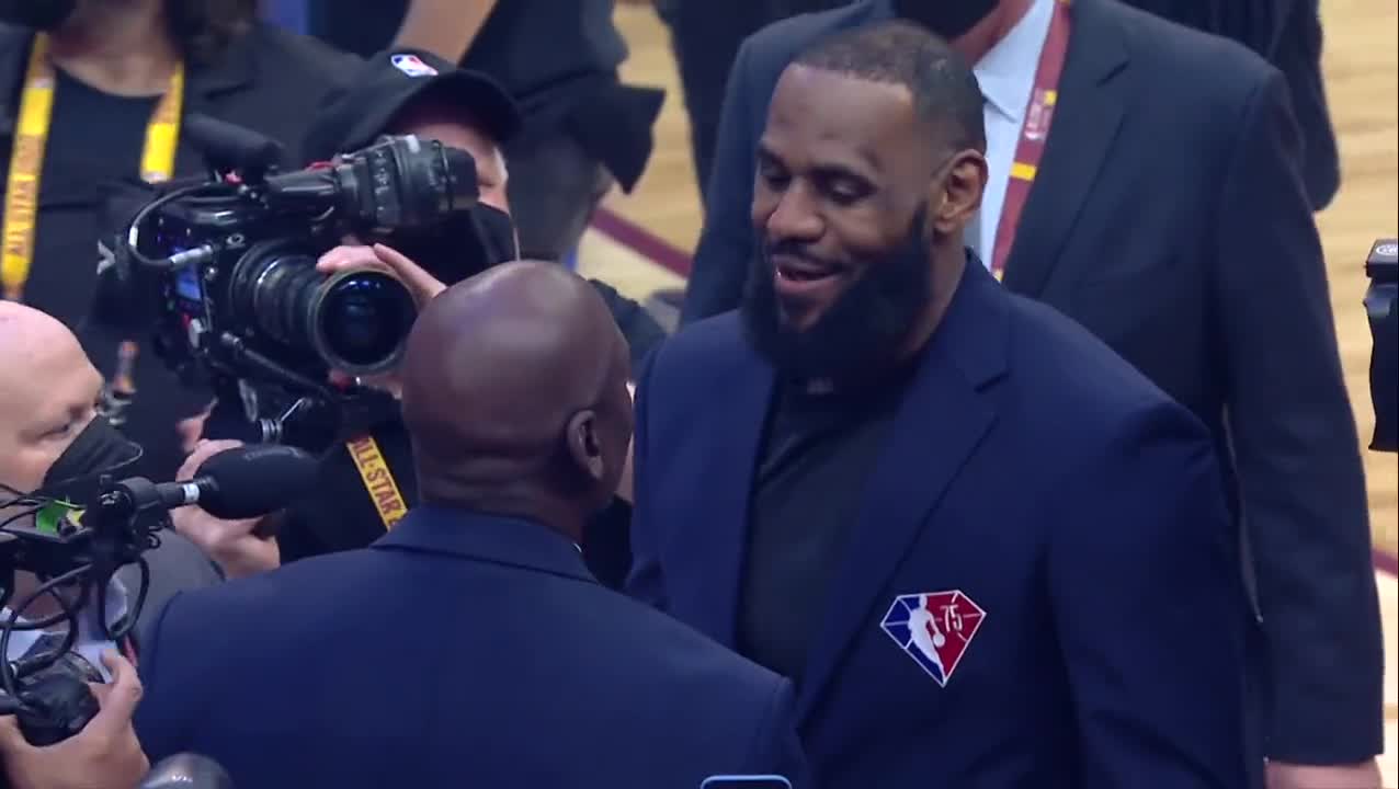 Michael Jordan and LeBron James hug it out during the NBA's 75th  anniversary presentation : r/nba