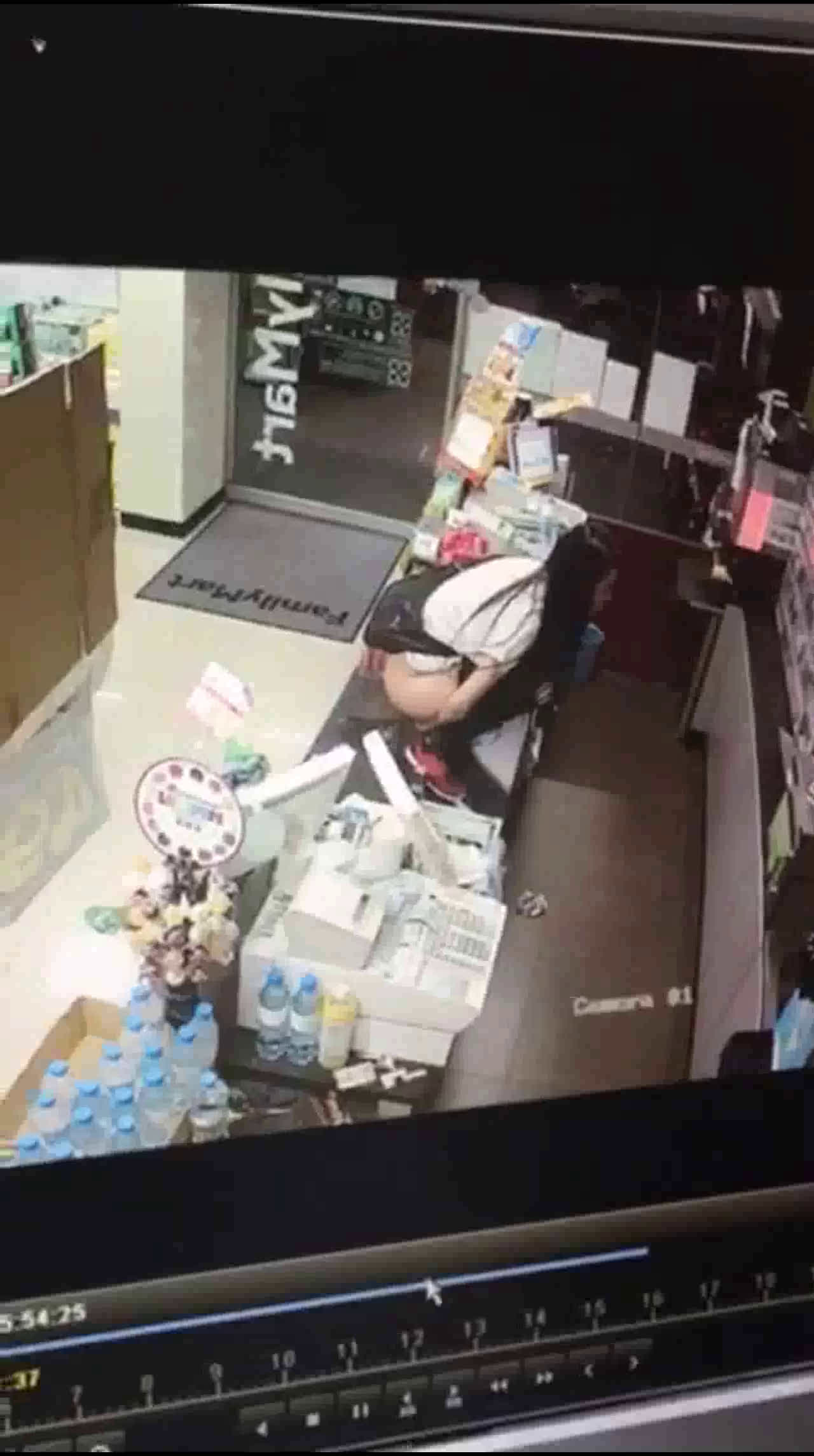 疯狂台湾妹子超市柜台撒尿喝尿 | Streamable