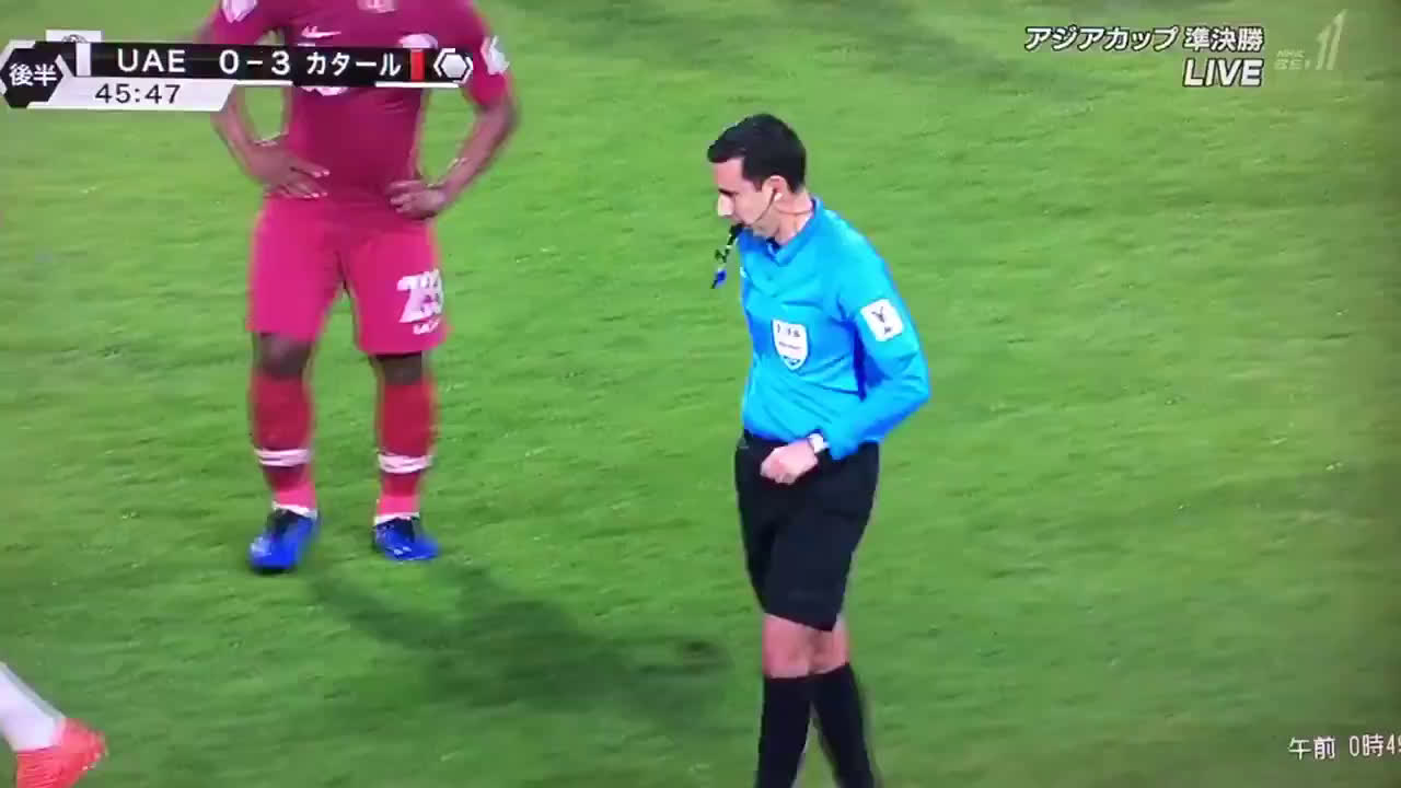 動画 カタール戦でuaeのアハマッドが肘打ちで退場 アジアカップ準決勝で主審がvarで確認後にレッドカードを提示する 動画 カタール戦でuaeのアハマッドが肘打ちで退場 アジアカップ準決勝で主審がvarで確認後にレッドカードを提示する