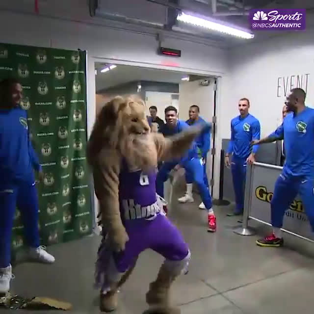 Entire Bucks roster jumps the King's mascot : r/nba