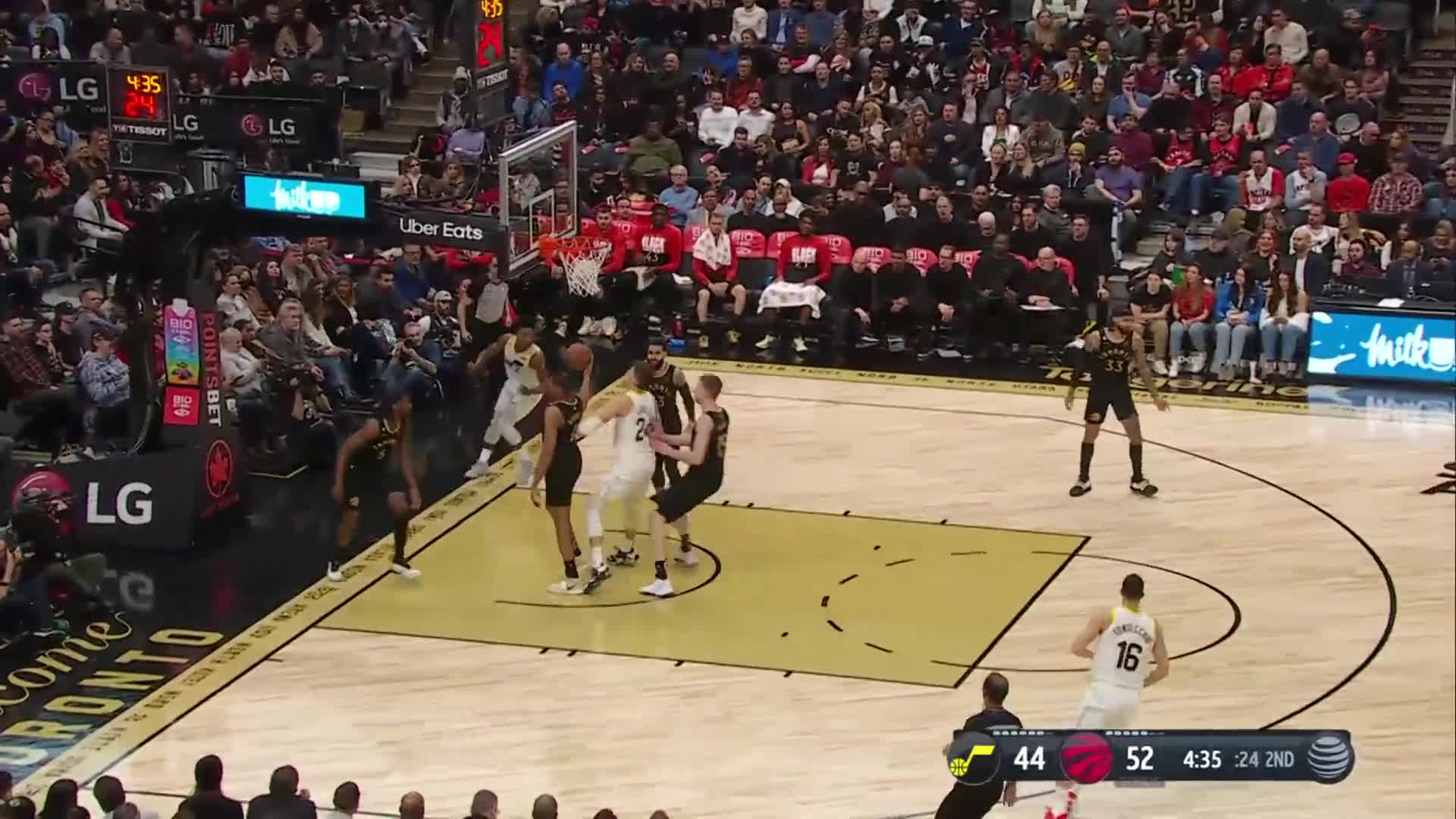 Colin Sexton blows by Raptors