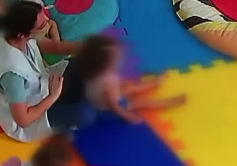 Vídeo: câmeras flagram professora agredindo bebê em escola - Portal Roma News