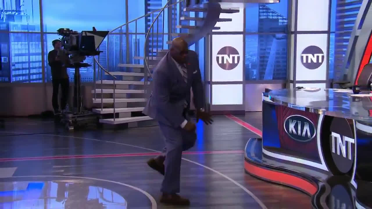 NBA on TNT] Shaq tells the story of how Kobe, due to not getting much  playing time during his rookie year, used to imitate dribbling without a  ball during shootaround : r/nba