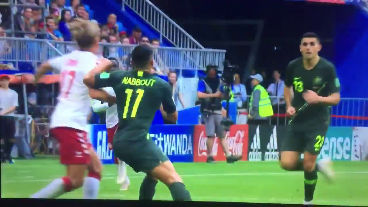 動画 デンマーク戦でオーストラリアのナバウトが肩の怪我で負傷交代 競り合いで着地を失敗して脱臼を再発か 動画 デンマーク戦でオーストラリアのナバウトが肩の怪我で負傷交代 競り合いで着地を失敗して脱臼を再発か