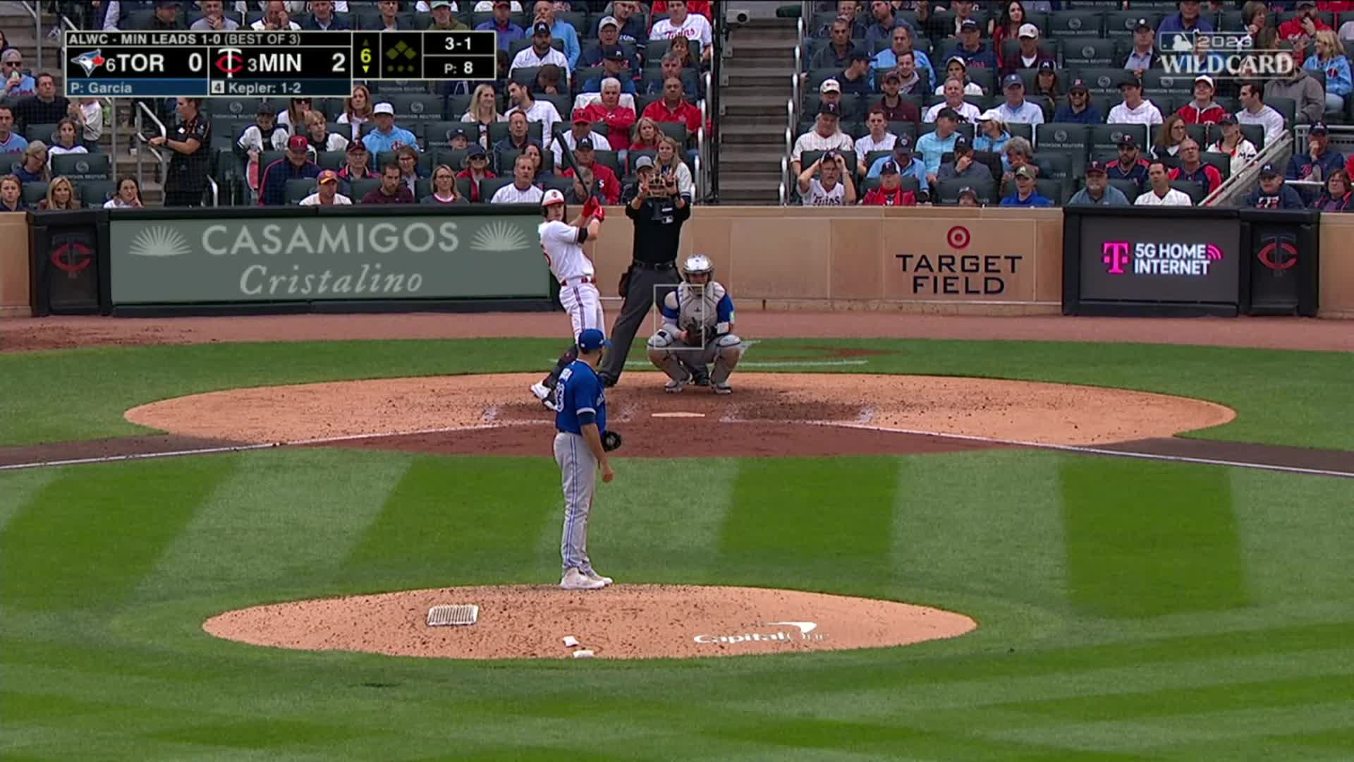 GIF: King Felix and Beltre Sign (Love) Language