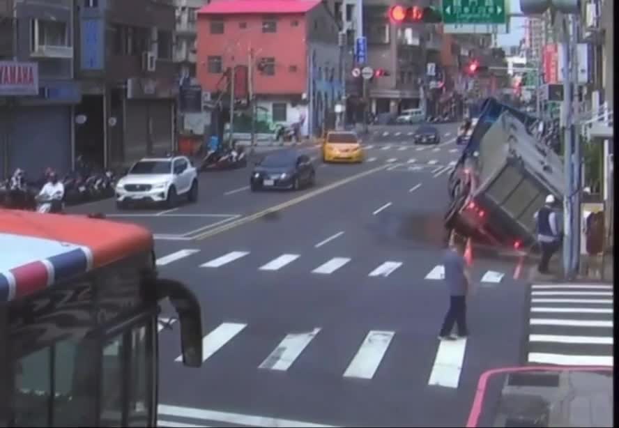 [討論] 新北市三重現天坑致大卡車翻覆