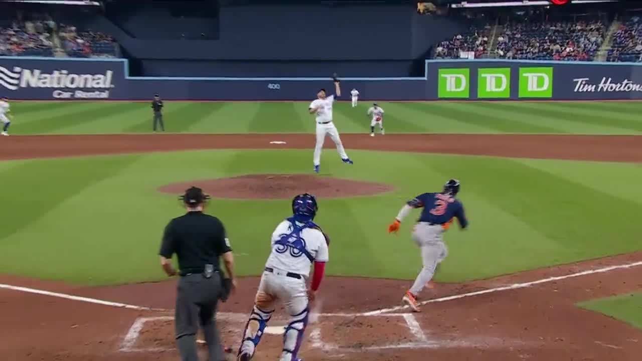 Vladimir Guerrero throws out first pitch on Expos Day in Nationals