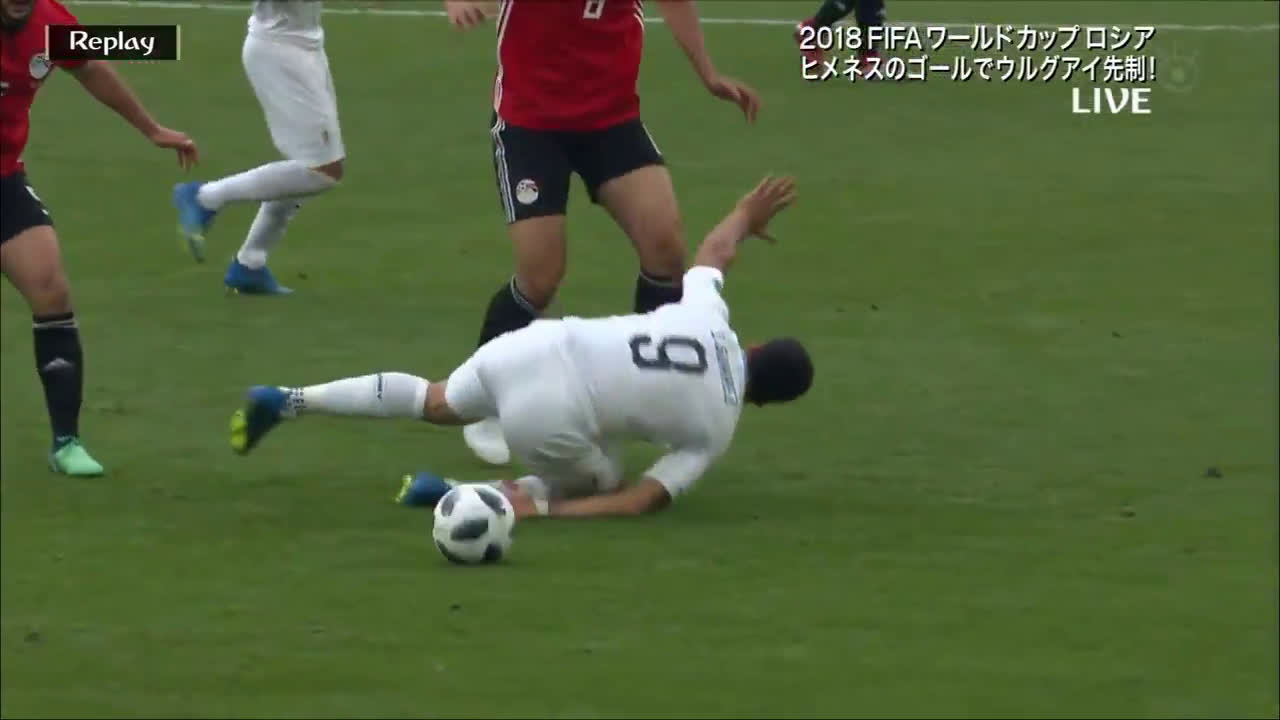 動画 エジプト戦でウルグアイのスアレスが時間稼ぎのダイブ 期待を裏切らない スアレス劇場 が面白すぎるwww