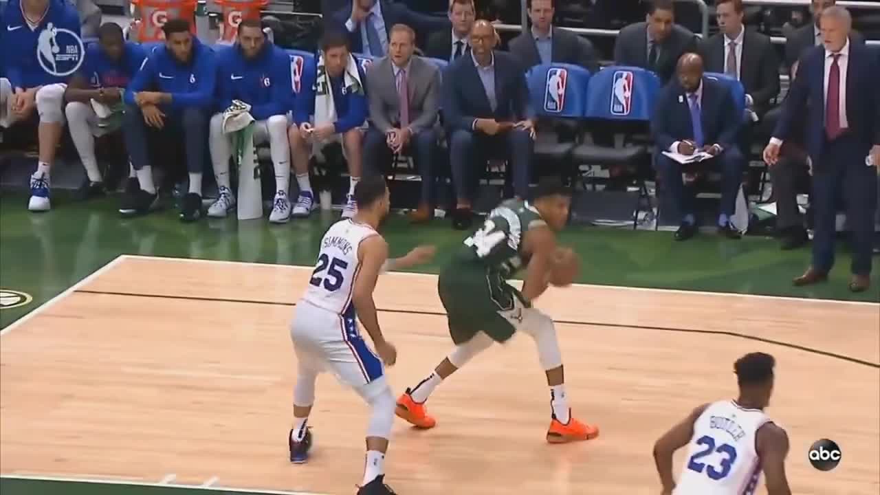 Ben Simmons and Giannis Antetokounmpo dunk on each other as