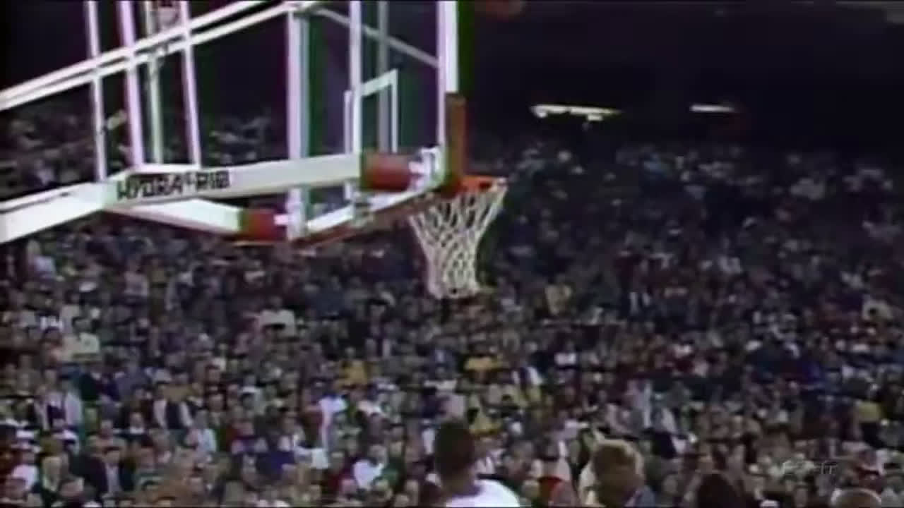 [Highlight] Two of the greatest rebounders ever Dennis Rodman and Charles  Barkley battle it out (Pistons vs 76ers, 1987)