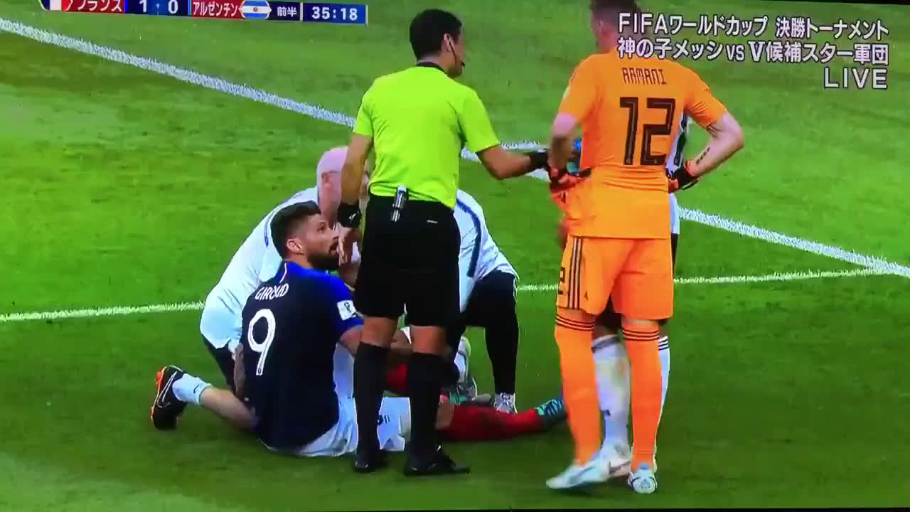 動画 水を飲むふりしてフランスのジルーに水をかけたアルゼンチンのオタメンディが主審に怒られるwww