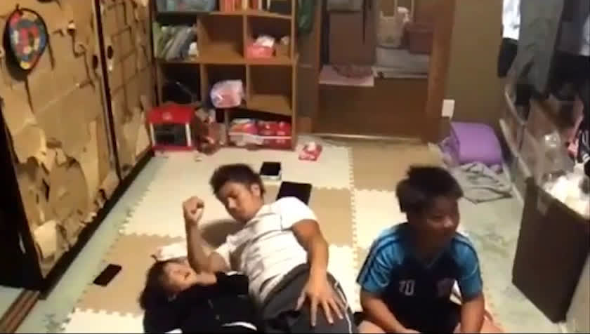 2歳児に対して肘打ちで虐待 2歳児に対して肘打ちで虐待