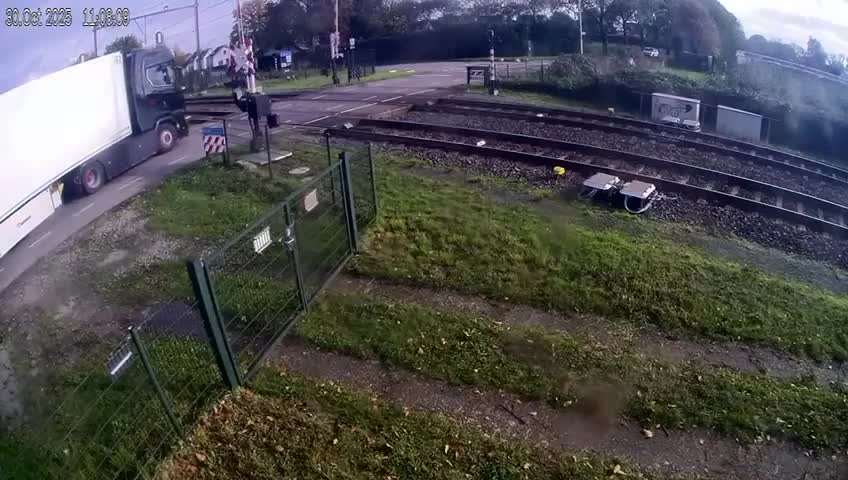 rapidsave.com_this_morning_in_the_netherlands_a_truck_got_stuck-60lsesfp1byf1