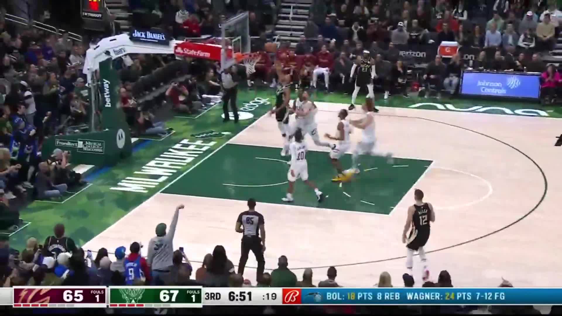 Highlight Giannis With Another Euro Step Dunk In Transition To Give Him A Season High 8 Dunks In A Game And 31 Pts In Minutes R Nba