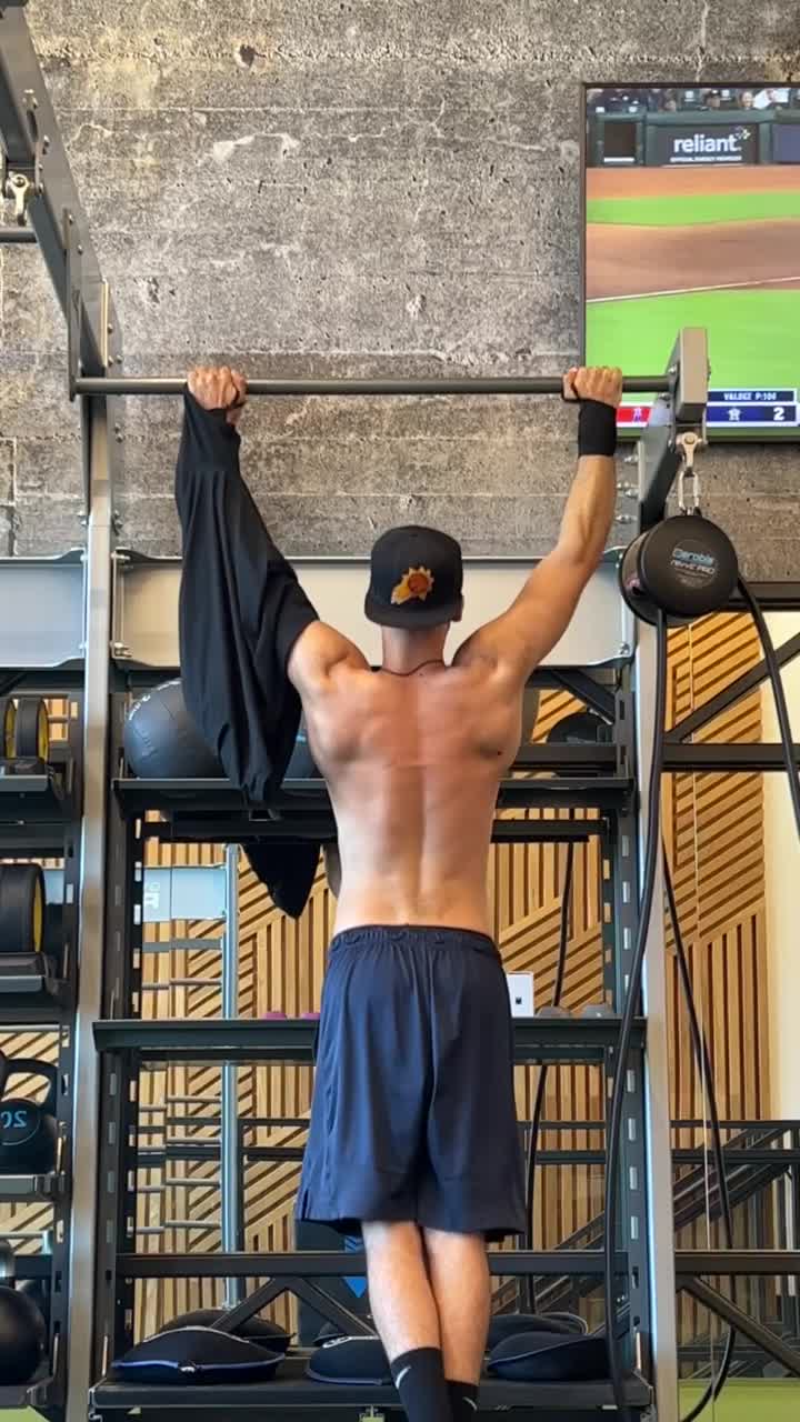 Form check on pull ups: feel like right side is sitting higher : r