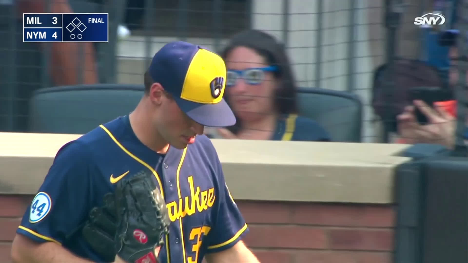 Reds fans throw baseballs at Mets' Jeff McNeil 