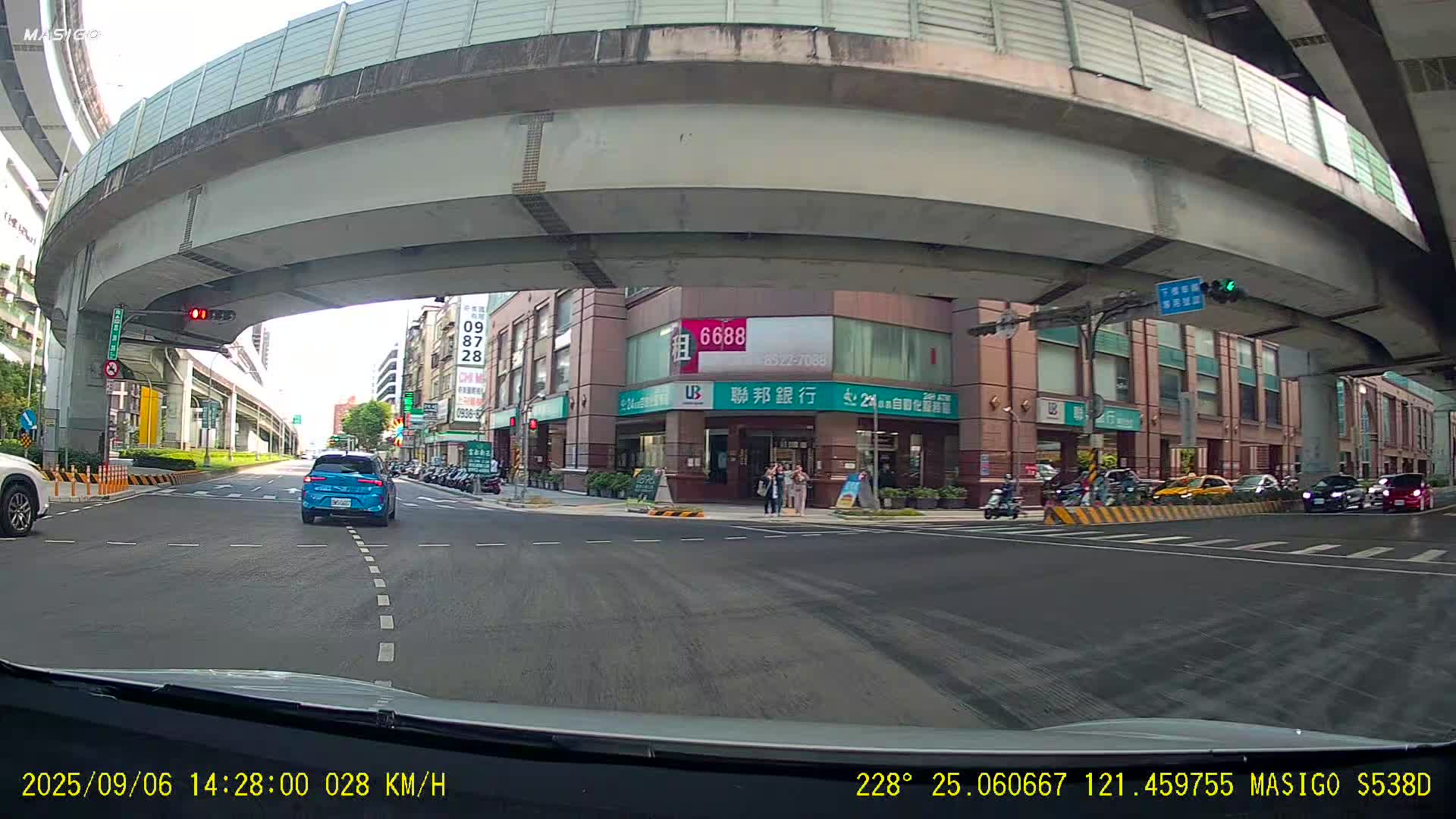 [閒聊] 新北大道左轉思源路不要再亂切西瓜了好嗎