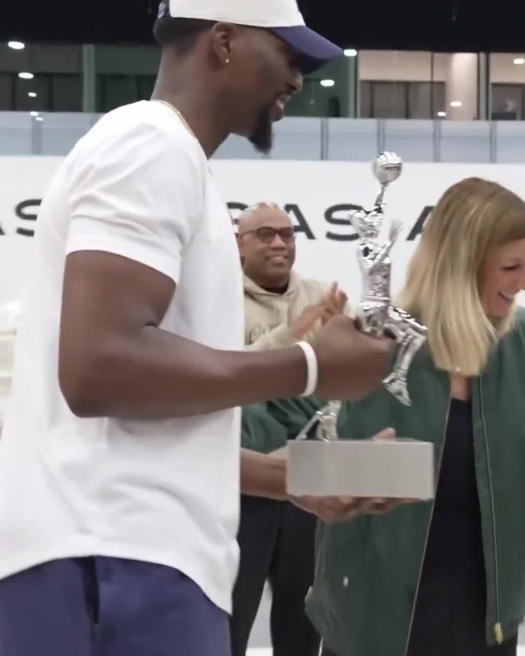 뱀 아데바요가 여자친구 A’ja Wilson에게 그녀의 네 번째 WNBA MVP 트로피를 깜짝 선물했어, image size:1080x1350