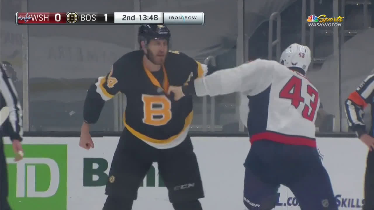 Swisshabs Et Patrice Bergeron Remercie Jarred Tinordi Sur Le Banc Des Penalites Apres Avoir Marque