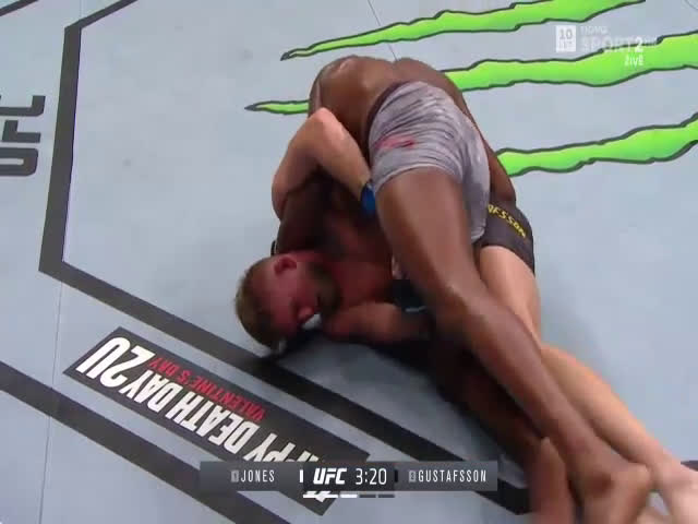 After a well defended and a triangle choke Jon Jones opts to just Alexander Gustafsson : r/MMA