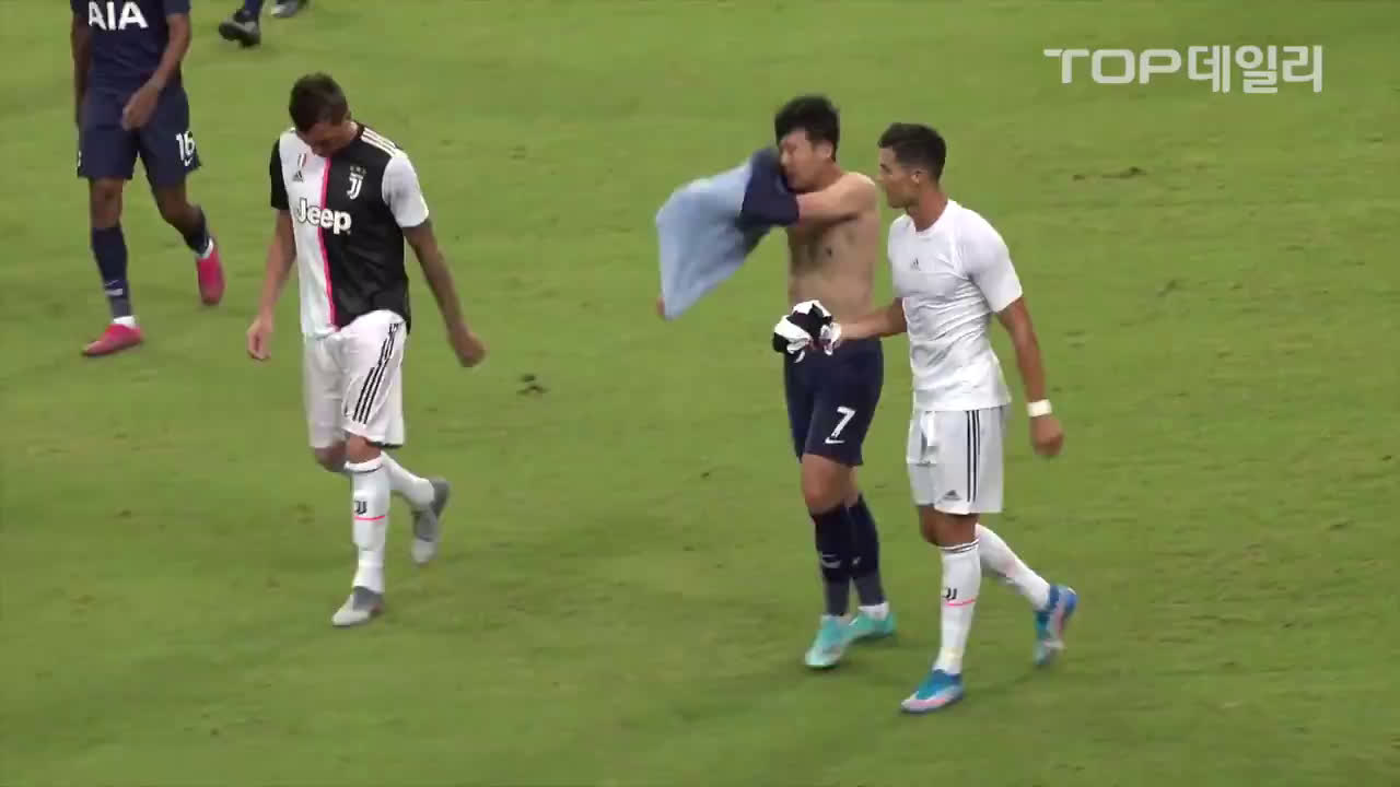 動画 ユベントス戦でソンフンミンがクリスティアーノ ロナウドとユニフォームを交換 試合後に会話しながらユニ交換する 動画 ユベントス戦でソンフンミンがクリスティアーノ ロナウドとユニフォームを交換 試合後に会話しながらユニ交換する