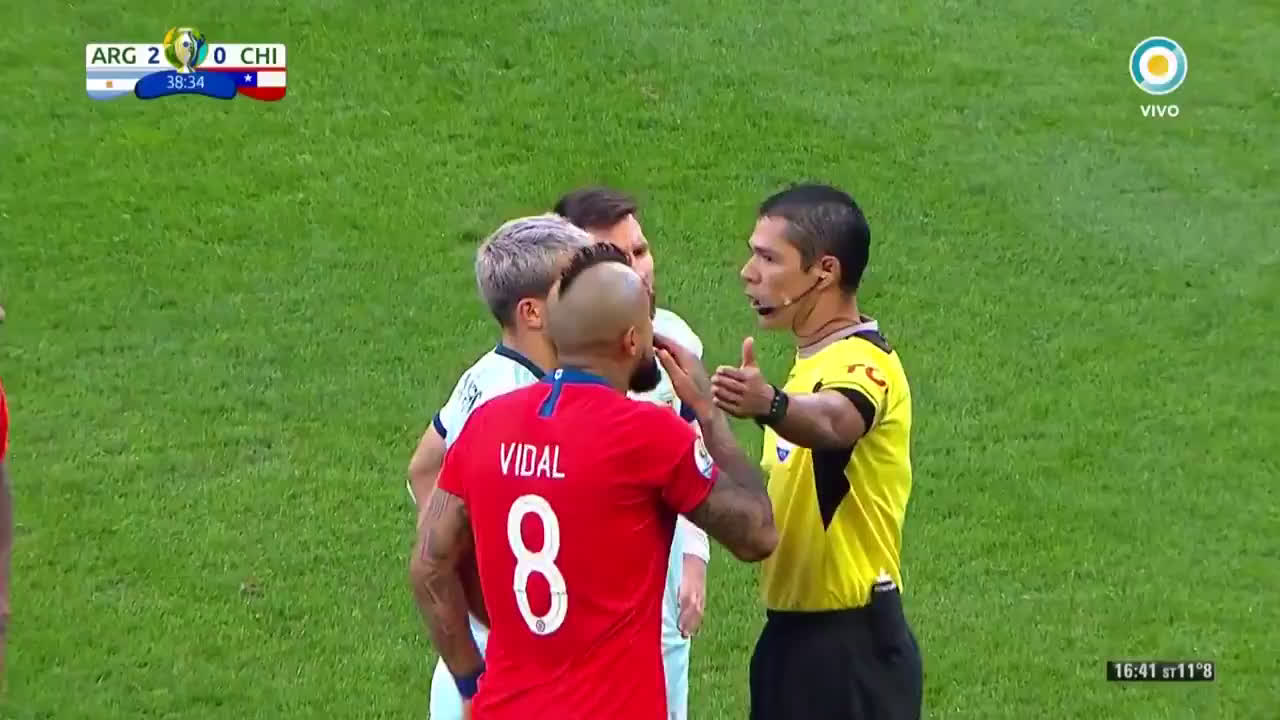 動画 メデルが激怒してメッシに詰め寄るも主審は両者に一発レッドで退場 コパアメリカ3位決定戦は一触即発で乱闘寸前に 動画 メデルが激怒してメッシに詰め寄るも主審は両者に一発レッドで退場 コパアメリカ3位決定戦は一触即発で乱闘寸前に