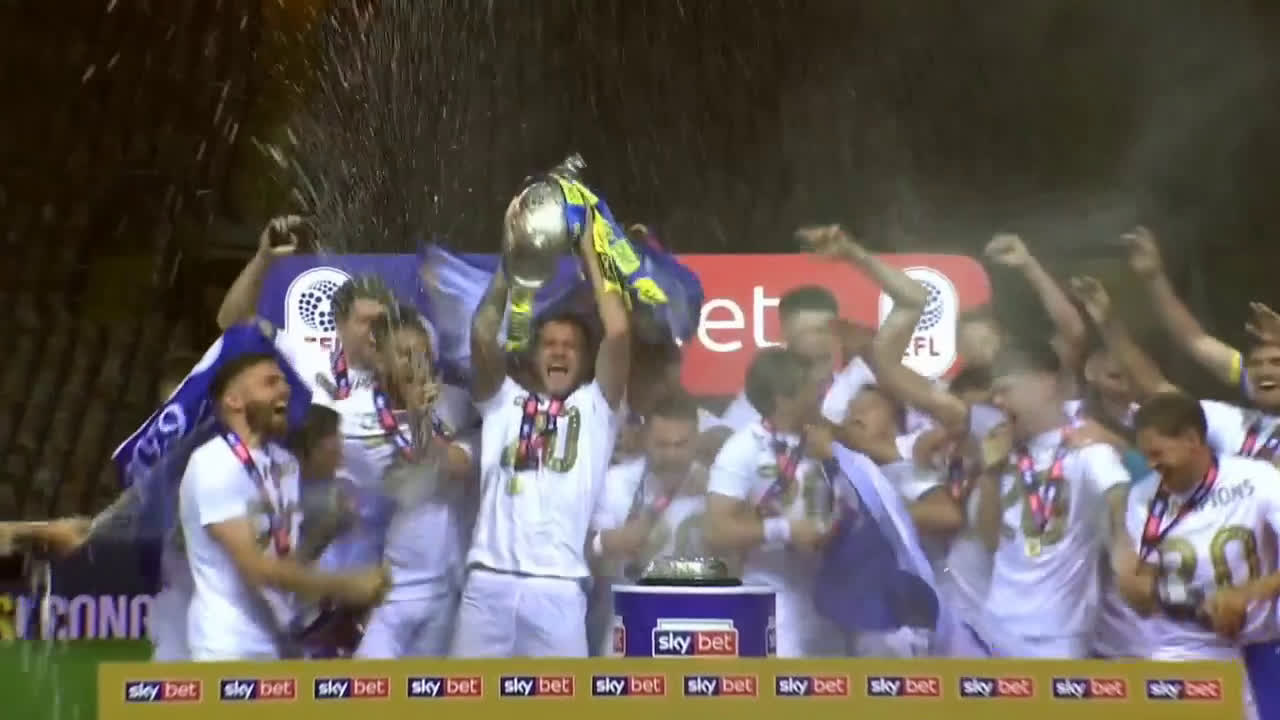 Leeds United Lift The Efl Championship Trophy Championship