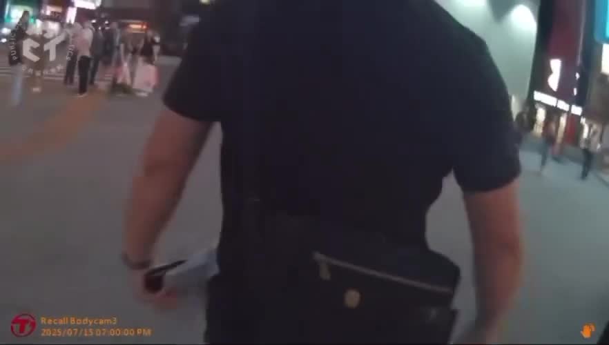 [討論] 在警察旁邊 搶罷團麥克風 直接被抓