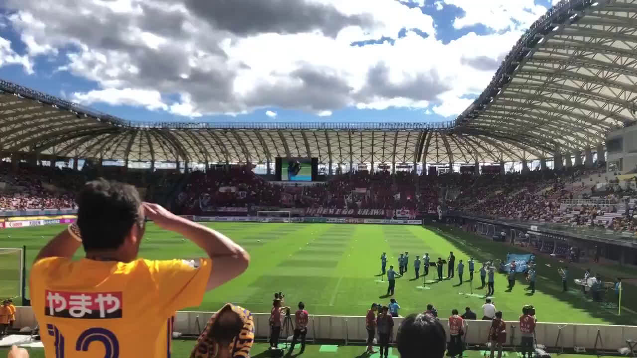 動画 浦和レッズのサポーターが吹奏楽部の演奏を妨害 ベガルタ仙台戦のセレモニーでチャントを続けた行為に批判の声も 動画 浦和レッズのサポーターが吹奏楽部の演奏を妨害 ベガルタ仙台戦のセレモニーでチャントを続けた行為に批判の声も