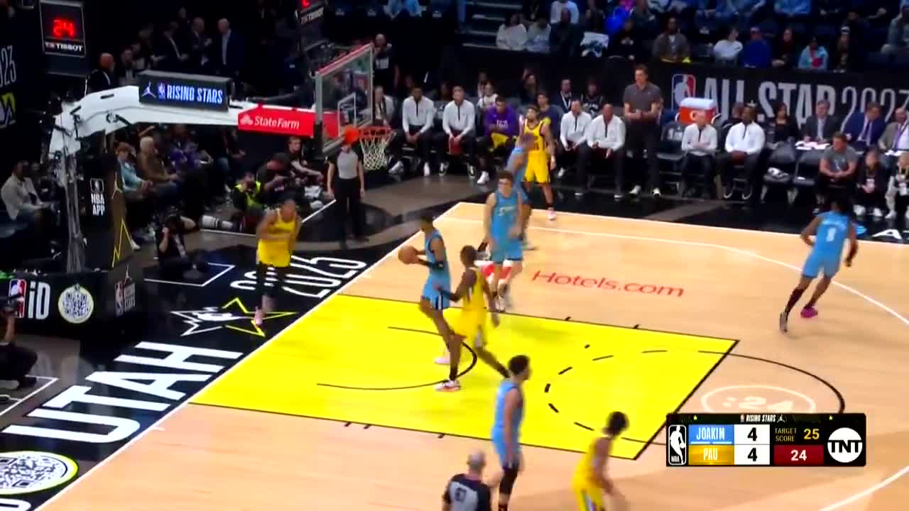 [Highlight] Scottie Barnes Shows Off The Wingspan With The One Handed Dunk