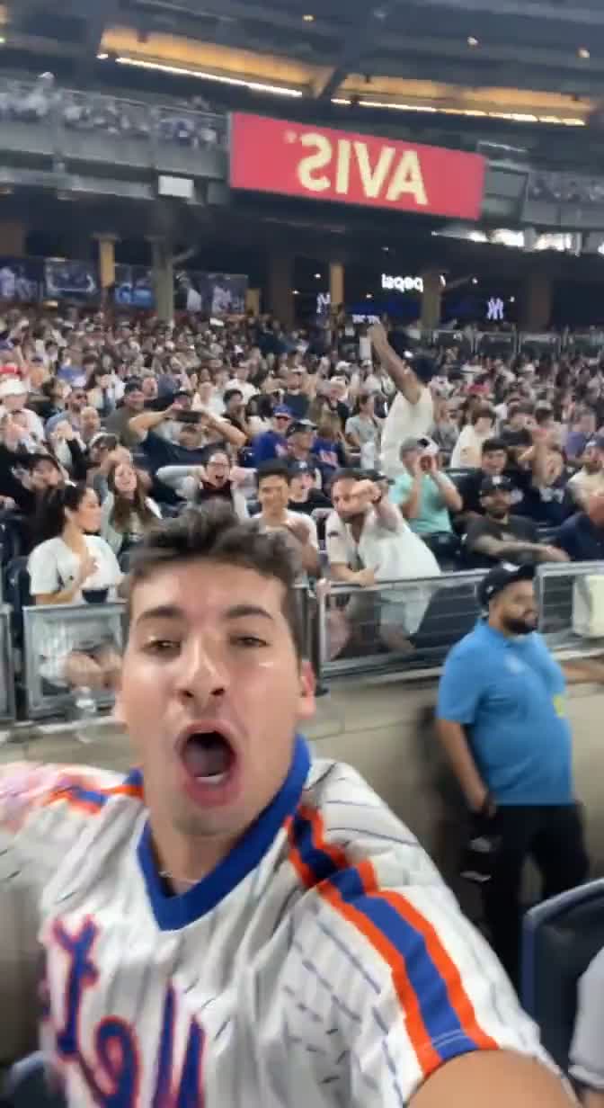 Mets fan tries to start a Lets Go Mets chant at Yankee Stadium