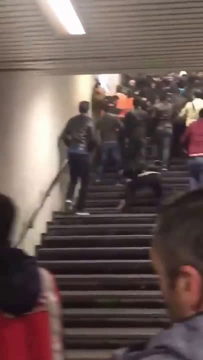 Fight Hooligans Fans Beşiktaş vs Napoli 1-1