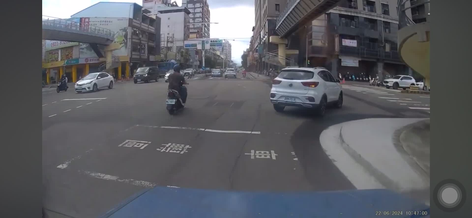 Re: [閒聊] 開車右轉先卡死機車道的人多嗎？