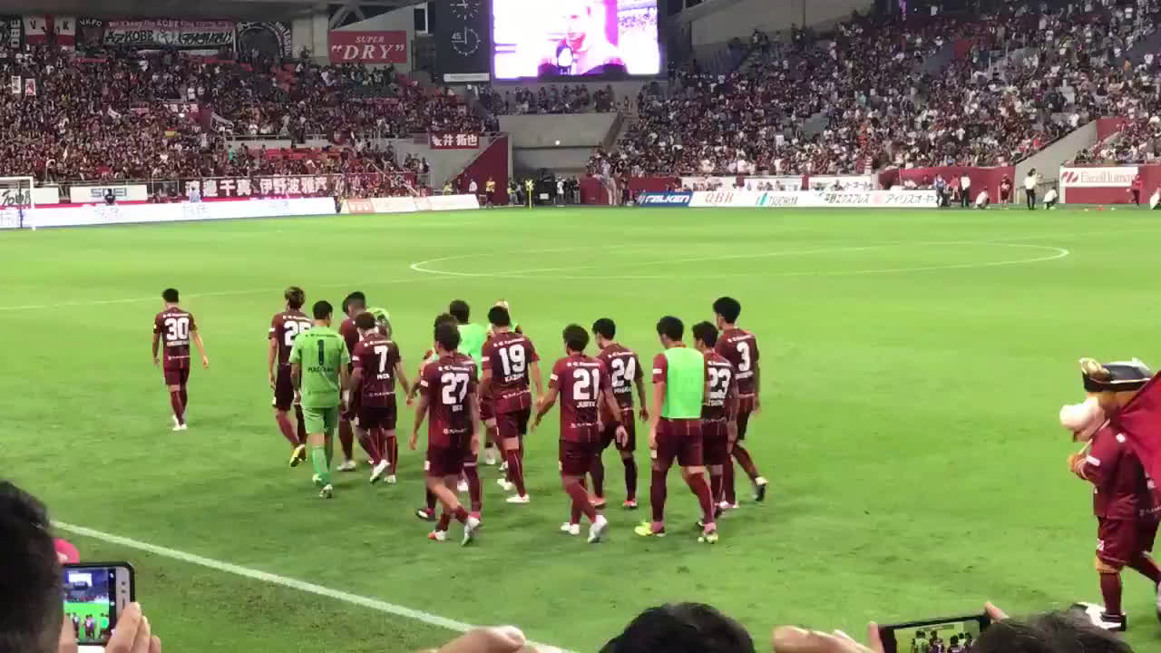 動画 柏レイソル戦の勝利でイニエスタが笑顔 ヴィッセル神戸の選手たちと試合後のピッチで嬉しそうに抱き合う