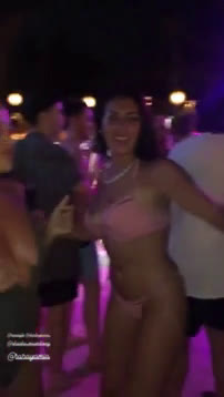 Video Mirip Chacha Maembong Berbikini Di Bali Tersebar?