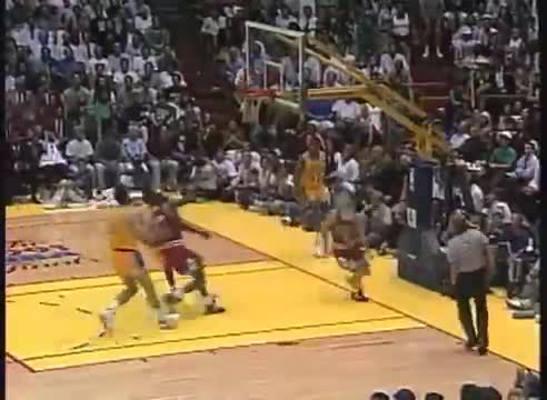 1993: John Paxson hits game-winning 3-pointer to give Chicago Bulls  three-peat