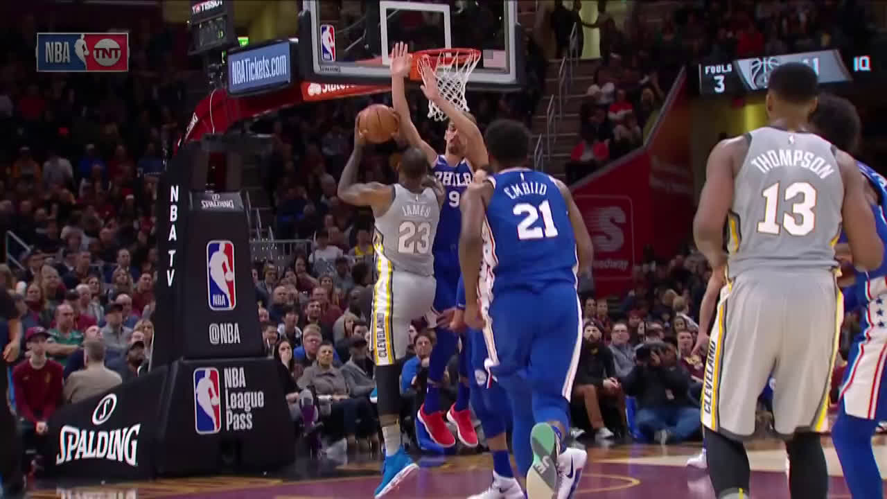 [Highlight] LeBron's totally intentional behindtheback nutmeg dribble