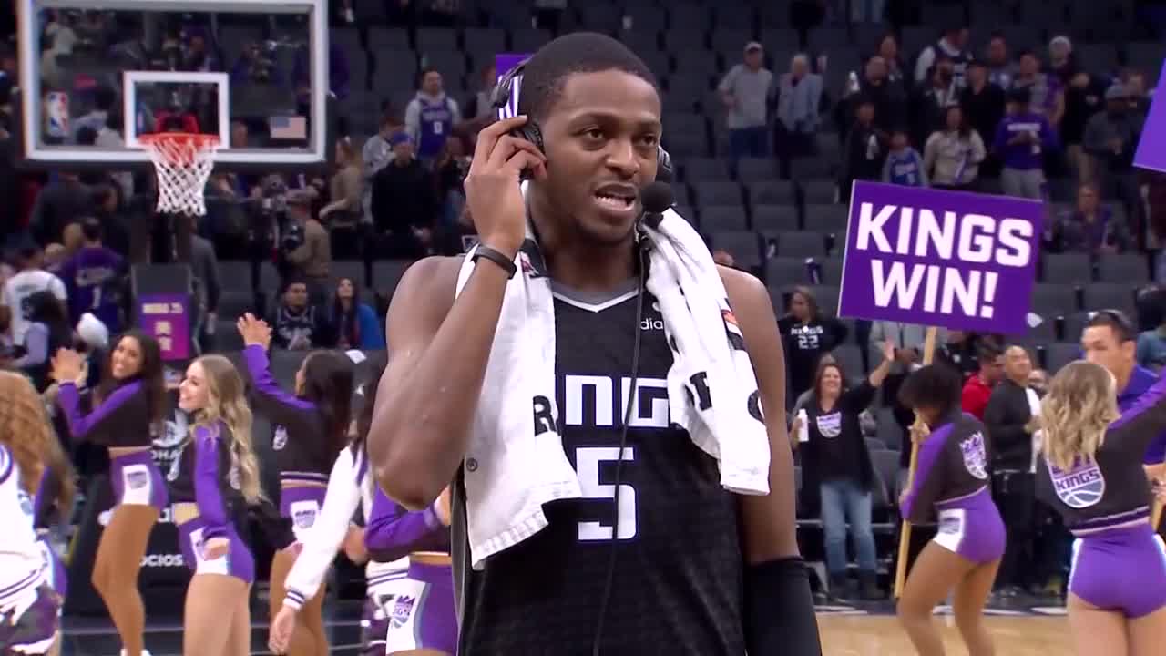 [Highlight] De'Aaron Fox barely hears the Kings announcers during the
