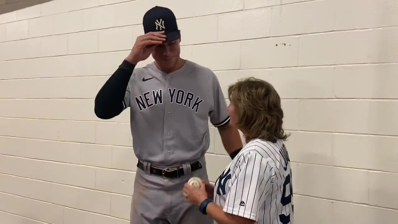 Aaron Judge giving his historic No. 61 HR ball to his mom, Mrs